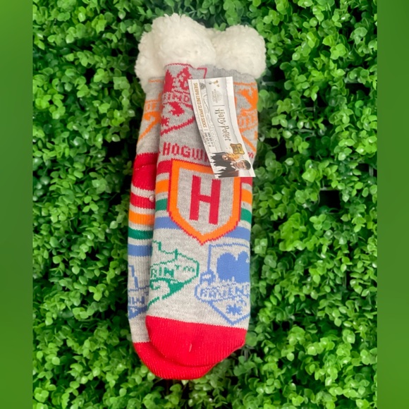 Harry Potter Hogwarts Sherpa Lined Warm Fuzzy Slipper Socks New with tag - Picture 2 of 7